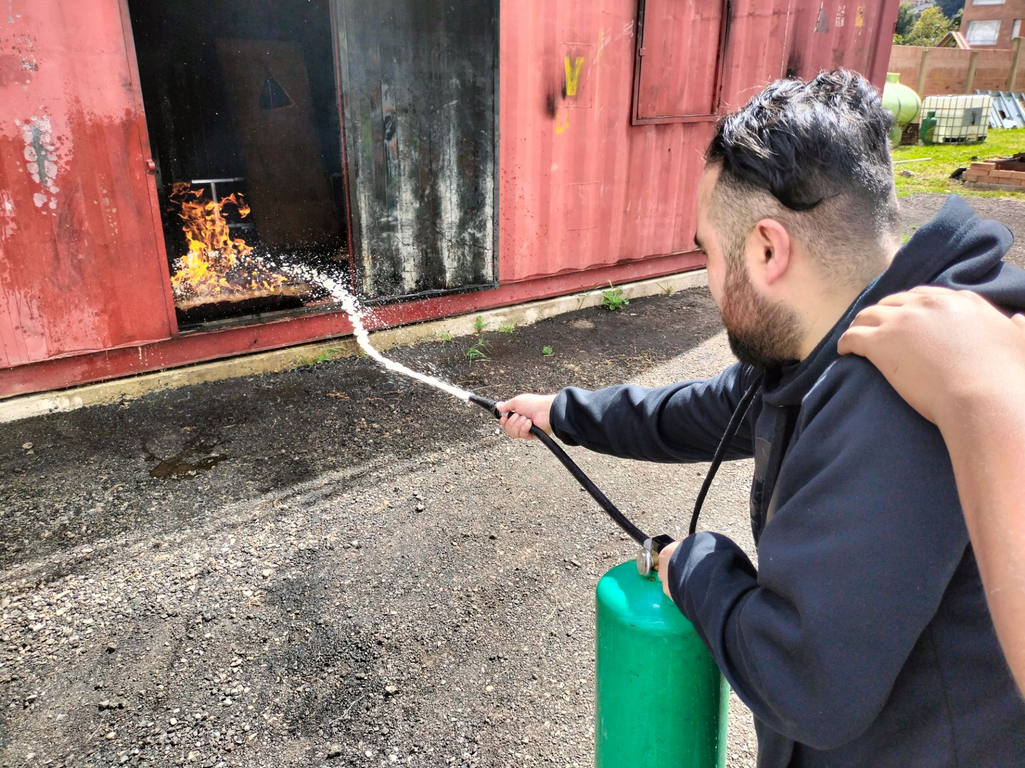 Persona usando extintor